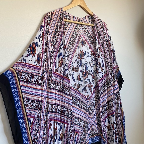 Stitch & Stone. Shawl. Paisley print with fringe hem. Medium. - Picture 5 of 5